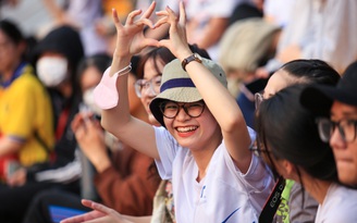 Nữ CĐV duyên dáng trên các khán đài giải bóng đá Thanh Niên Sinh viên Việt Nam