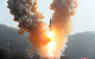 Lãnh đạo Triều Tiên cùng con gái thị sát tập trận mô phỏng phản công hạt nhân