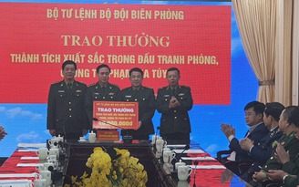 Thưởng nóng ban chuyên án bắt 3 nghi phạm vận chuyển 22 bánh heroin ở Lào Cai