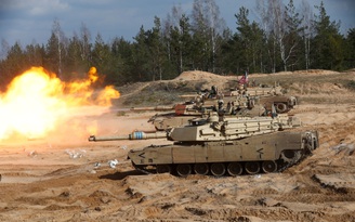 Mỹ gửi xe tăng cho Ukraine sớm hơn, 4 nghị sĩ Mỹ kêu gọi gửi bom chùm