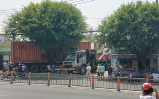 Tài xế ngủ gật, xe container lao vào nhà dân ở TP.HCM
