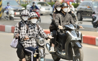 Mặt đường nóng trên 45 độ C trong đợt nắng đầu tiên năm 2023 tại Hà Nội
