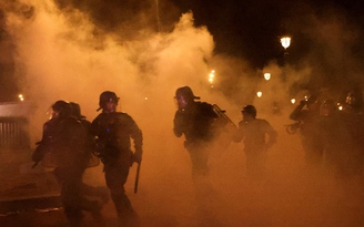 Gạch đá, hơi cay, lửa khói: Cảnh sát Pháp đụng độ người phản đối cải cách lương hưu