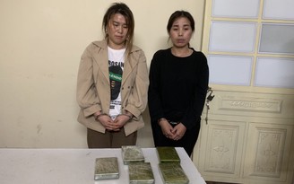 Hai 'nữ quái' đang giao dịch 5 bánh heroin thì bị bắt quả tang