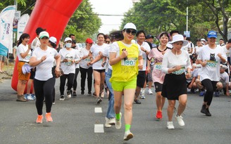 Thầy cô, học sinh và phụ huynh chạy bộ gây quỹ ủng hộ trẻ em bất hạnh
