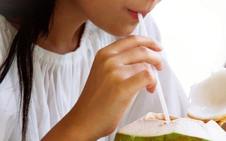 Bác sĩ 24/7: Trời nóng, uống nước dừa mỗi ngày có tốt?