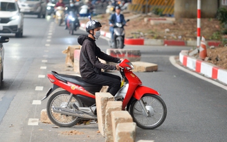 Người dân 'xé rào', né cảnh ùn tắc do 'lô cốt' án ngữ trên đường Nguyễn Xiển
