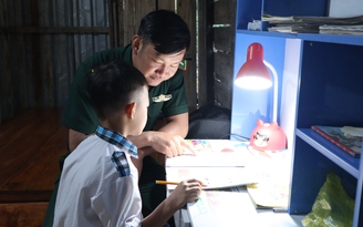 Bộ đội biên phòng Bình Phước nhận học sinh làm con nuôi, nâng bước đến trường