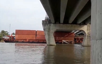 Sà lan 1.200 tấn chở 27 container bị kẹt dưới gầm cầu Măng Thít