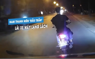 Nam thanh niên ‘đầu trần’ lái xe máy lạng lách, đánh võng chặn đường ô tô