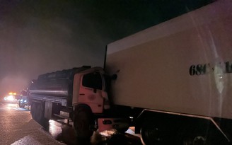 Xe bồn va chạm xe tải trên cao tốc Trung Lương - Mỹ Thuận, giao thông ùn ứ