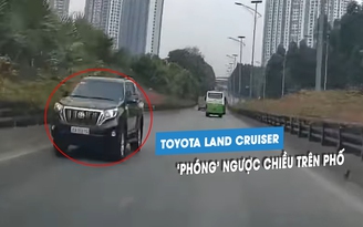 Xe Toyota Land Cruiser hiên ngang chạy ngược chiều trên phố