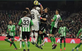 Để Real Betis cầm chân, Real Madrid thua xa Barcelona đến 9 điểm