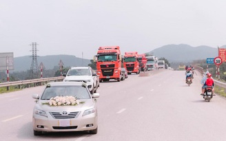 Đám cưới 'độc lạ': Choáng ngợp 20 xe đầu kéo tham gia đoàn rước dâu