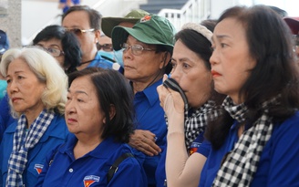 Cựu cán bộ Đoàn Thanh niên Việt Nam phía nam dâng hương Khu tưởng niệm Gạc Ma
