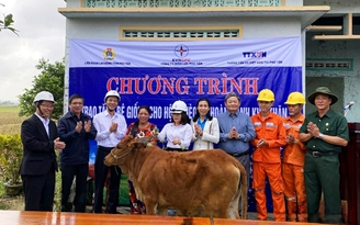 PC Phú Yên: Tặng bò giống cho 2 hộ nghèo