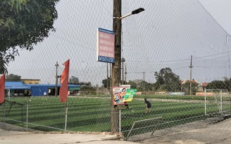 Nam Định ra văn bản chỉ đạo vụ hai sân bóng đá 'mọc' trái phép trên đê