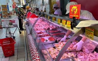 Giá thịt heo ở chợ lao dốc vẫn ế