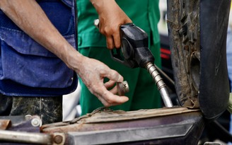 Giá xăng dầu hôm nay 8.3.2023: Lao dốc hơn 3%, mất gần 3 USD sau một đêm