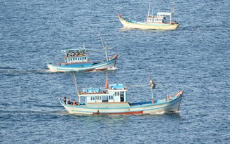 Bình Thuận: 2 sà lan gặp nạn ở vùng biển Phú Quý, 4 thuyền viên mất tích