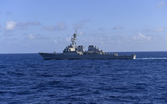 Khu trục hạm Mỹ mang theo tên lửa dẫn đường đi gần quần đảo Trường Sa