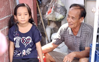 Vợ chồng 70 tuổi bán bánh xèo ở TP.HCM nuôi con của khách để lại: 'Thương cháu hiền lành'