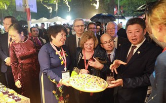 Phó chủ tịch Hà Nội giới thiệu ẩm thực Việt Nam với các đại biểu nước Pháp