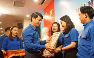 Báo Thanh Niên nhận bằng khen T.Ư Đoàn vì thành tích xuất sắc trong Tháng Thanh niên