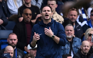 Ngoại hạng Anh: Chelsea lại thua sốc trên sân nhà, Lampard vẫn 'méo mặt'