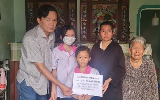 Trao tiền bạn đọc giúp 4 chị em mồ côi ở Ninh Thuận