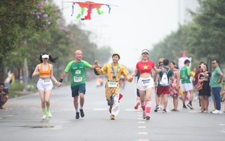 Ấn tượng muôn kiểu ‘cosplay’ của runner trên đường chạy tại Huế