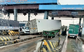 Thùng container rơi trúng 2 xe tải tại trạm thu phí cao tốc TP.HCM - Trung Lương