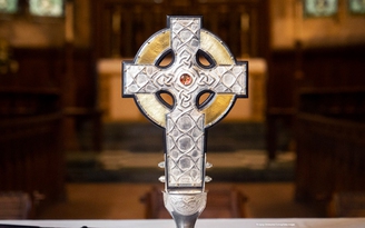 Đức Giáo hoàng tặng hai mảnh của Thánh giá Chúa Giêsu cho Vua Charles nhân lễ đăng quang