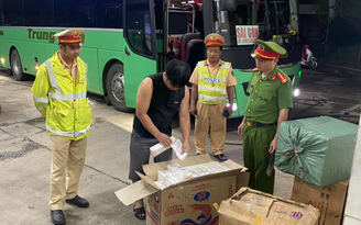 CSGT Thừa Thiên - Huế phát hiện xe khách chở 9.500 bao thuốc lá lậu