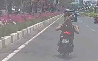 Bà Rịa - Vũng Tàu: Thanh niên làm xiếc trên xe máy, lạng lách ở làn đường ô tô