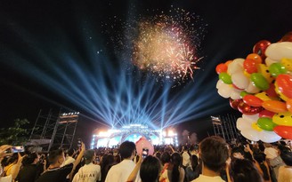 Hà Tĩnh: Hàng vạn người dân dự lễ hội 'Trang thơ hòa cánh sóng'