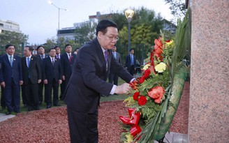 Chủ tịch Quốc hội đặt vòng hoa ở tượng đài Chủ tịch Hồ Chí Minh tại Argentina