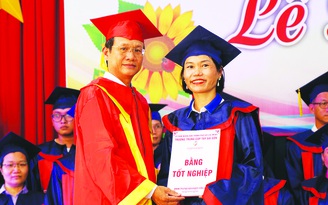 Trường trung cấp Tây Sài Gòn trao bằng tốt nghiệp 
cho 269 thầy thuốc