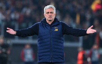 Thầy trò HLV Mourinho mất tốp 4 sau trận thua Atalanta
