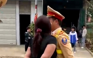 Khởi tố người phụ nữ say xỉn cắn CSGT đang làm nhiệm vụ