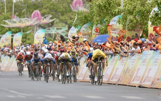Người hâm mộ vây kín đoàn đua Cúp xe đạp truyền hình TP.HCM - Tôn Đông Á 