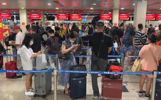 Đặt vé trước cả tháng để tránh chen chúc ở sân bay Tân Sơn Nhất dịp nghỉ lễ