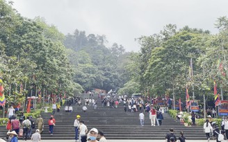 Người dân đổ về Khu di tích lịch sử Đền Hùng chờ dự lễ