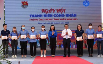 Trao tặng thẻ BHYT cho thanh niên công nhân có hoàn cảnh khó khăn