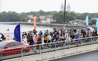 Người dân từ TP.HCM đổ về miền Tây ngày đầu nghỉ lễ, cầu Bến Lức ùn tắc