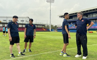U.22 Việt Nam: HLV Troussier ấn tượng với sân Prince sẽ đá với Lào