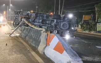 Tai nạn ở Tiền Giang: Xe tải tông gãy trụ đèn, lật đè lên dải phân cách