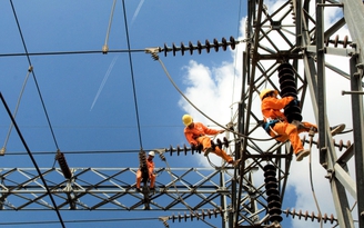Cấp điện mùa nắng nóng: EVNSPC chú trọng dịch vụ, chăm sóc khách hàng