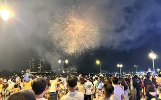 Trung tâm TP.HCM đông nghẹt người xem pháo hoa dịp lễ 30.4