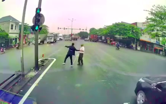 'Mưa tim" cho tài xế dừng xe giúp người khiếm thị qua đường